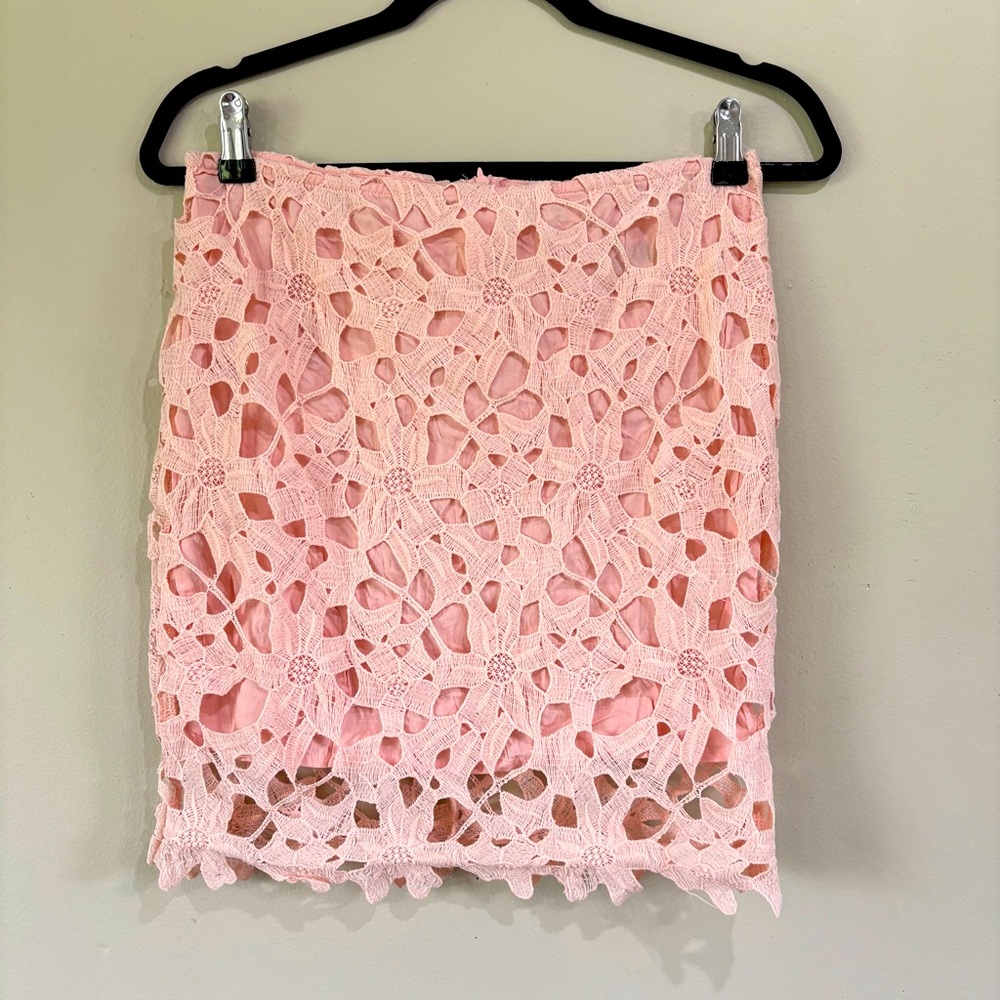 The Hanger Women's Medium Pink Lace Mini Skirt‎ Floral Lace NEW
